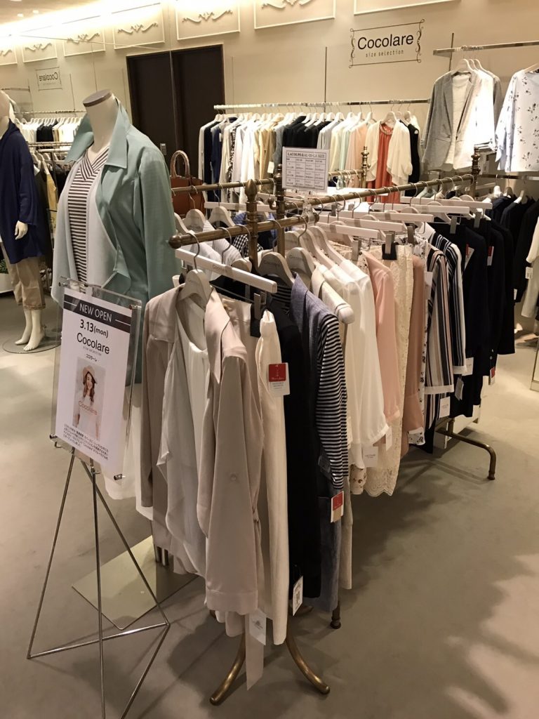 株式会社ラクープでは、大きめサイズを特徴としたファッションブランド「ラクープ」「アルディラ」とそれらを販売する直営店